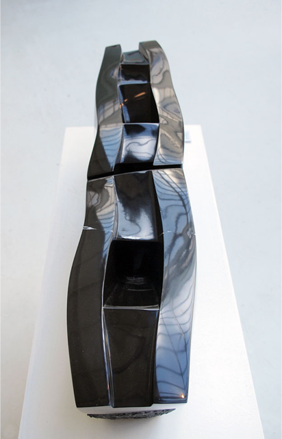 Thomas-dHoste-«-Ames-errantes-»-marbre-noir-de-Belgique-2006-235-x-91-x-18-cm-73kg-en-deux-parties.png