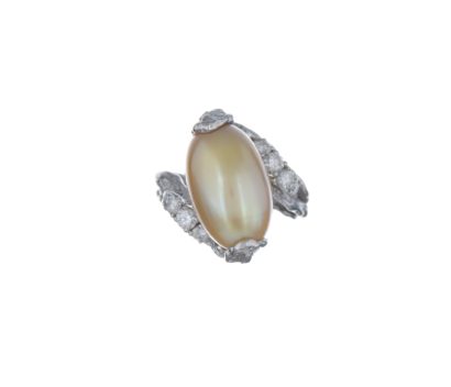 piguet-990b87lot-3867-gilbert-albert-bague-gris-750-froisse-retenant-une-perle-culture-rehaussee-diamants-taille-brillant-boite.jpg